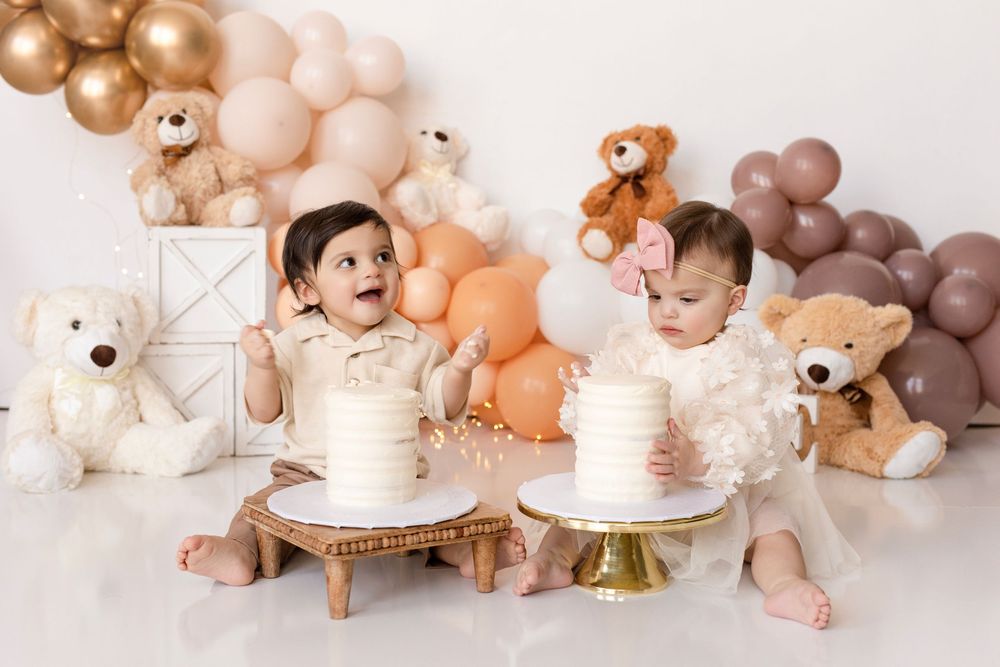 First birthday cake smash photo setup with teddy bears, neutral balloons and in cream and beige tones. Kendall Kuss Photography Watertown WI