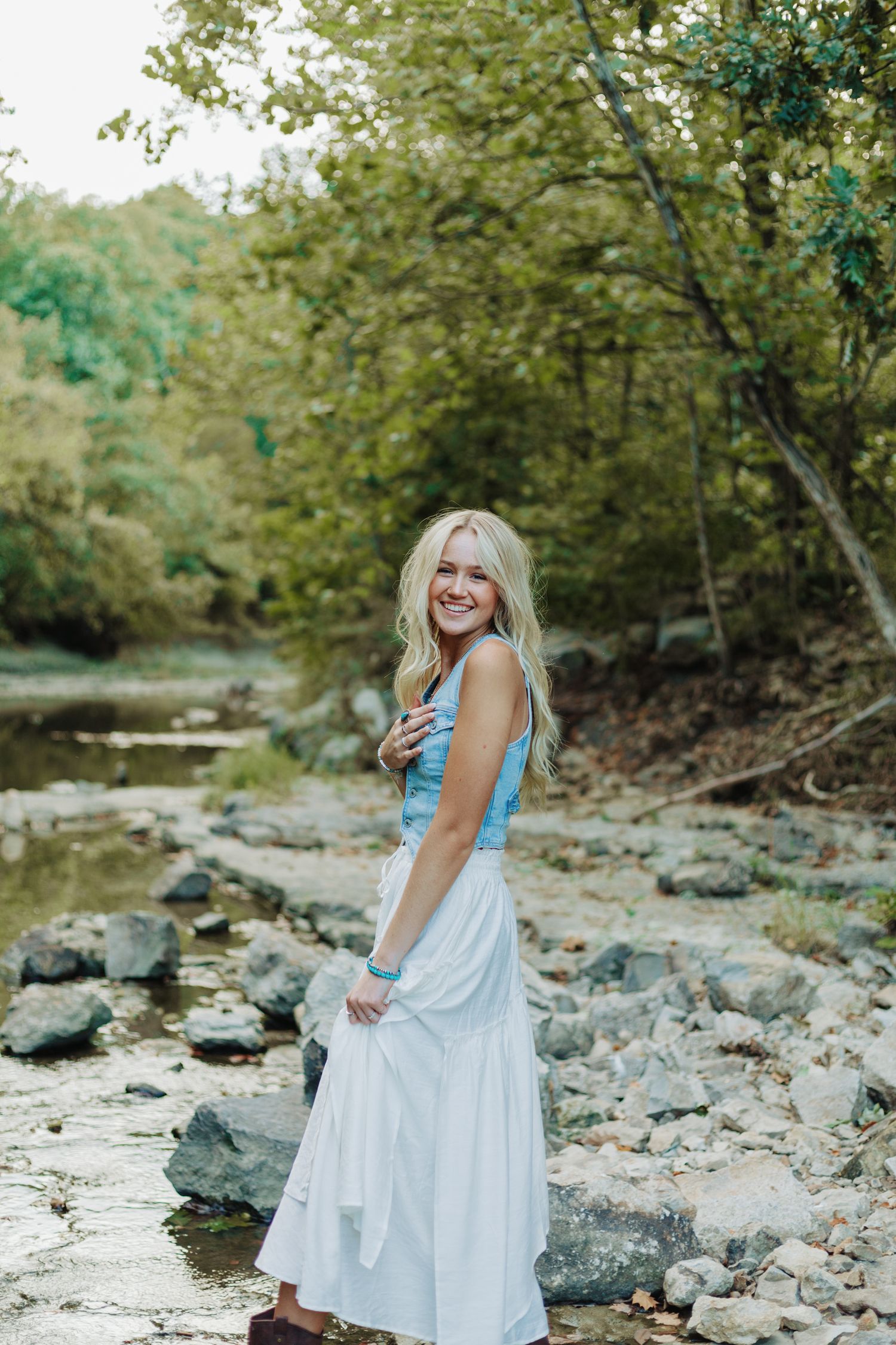 Senior photos in the Kansas City metro by a local senior photographer – modern outdoor portraits with authentic, natural poses.
