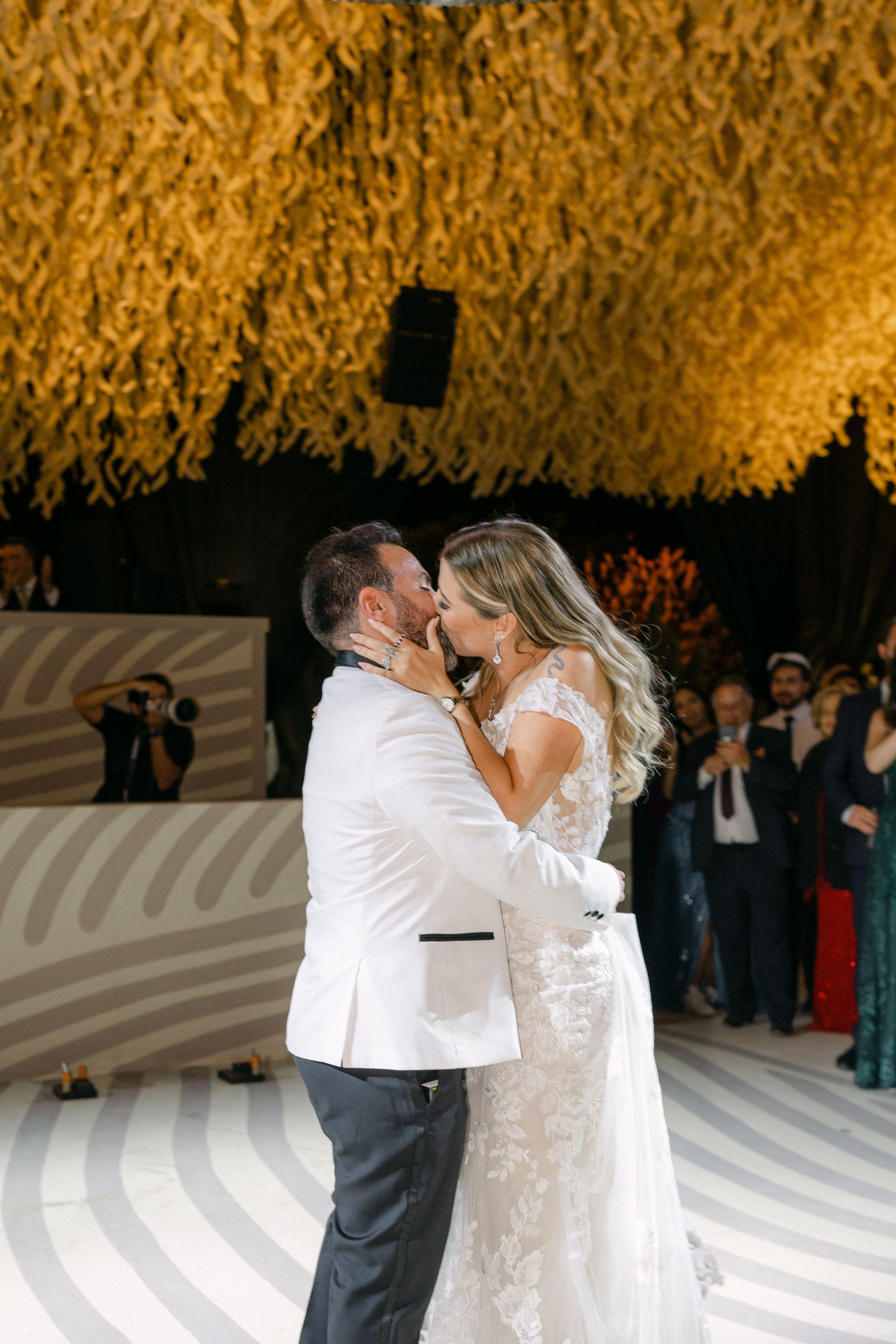 Una pareja bailando romanticamente, el momento es capturado por Alejandro Cayetano