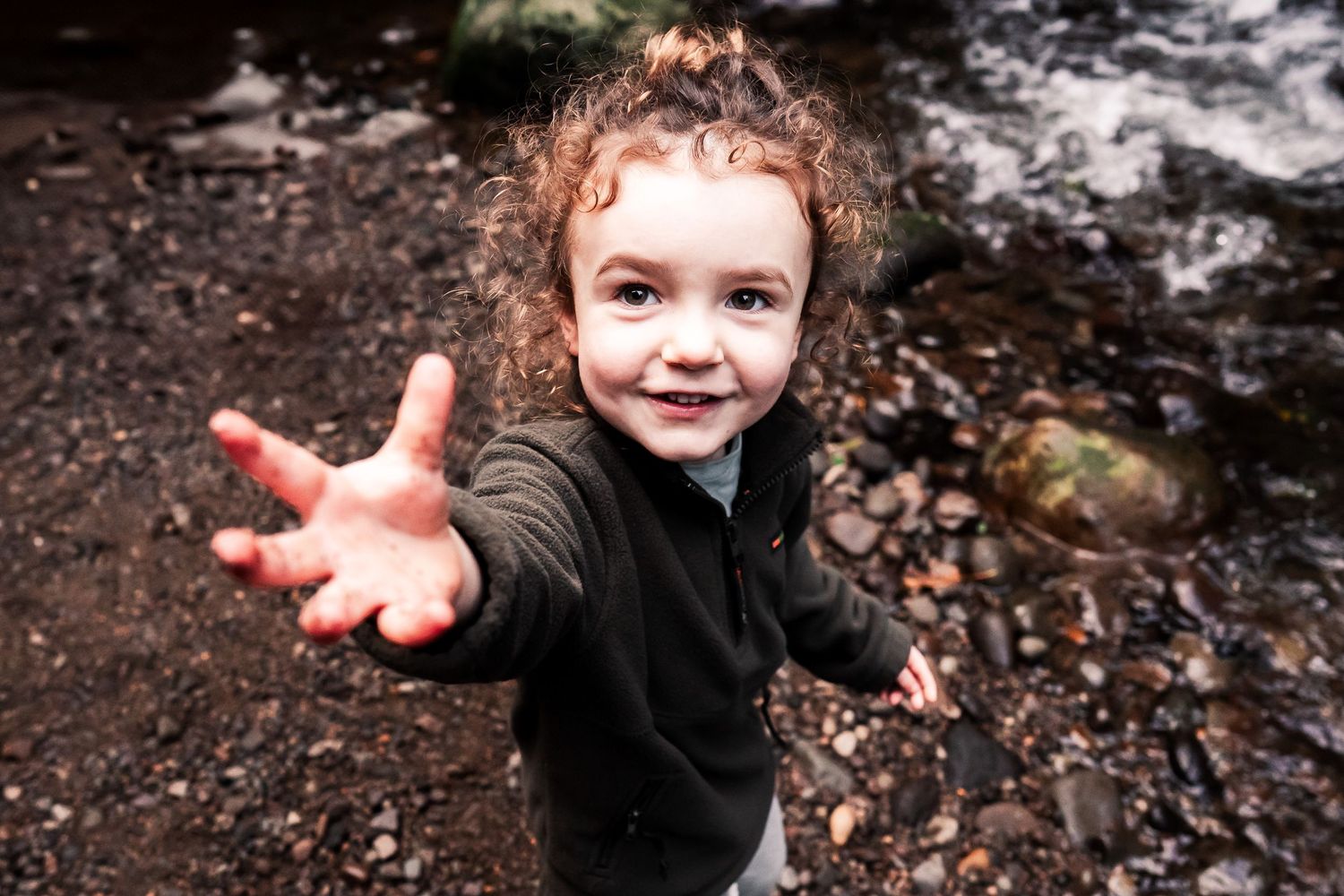 Relaxed outdoor family photoshoot in Taranaki park, South Taranaki photographer