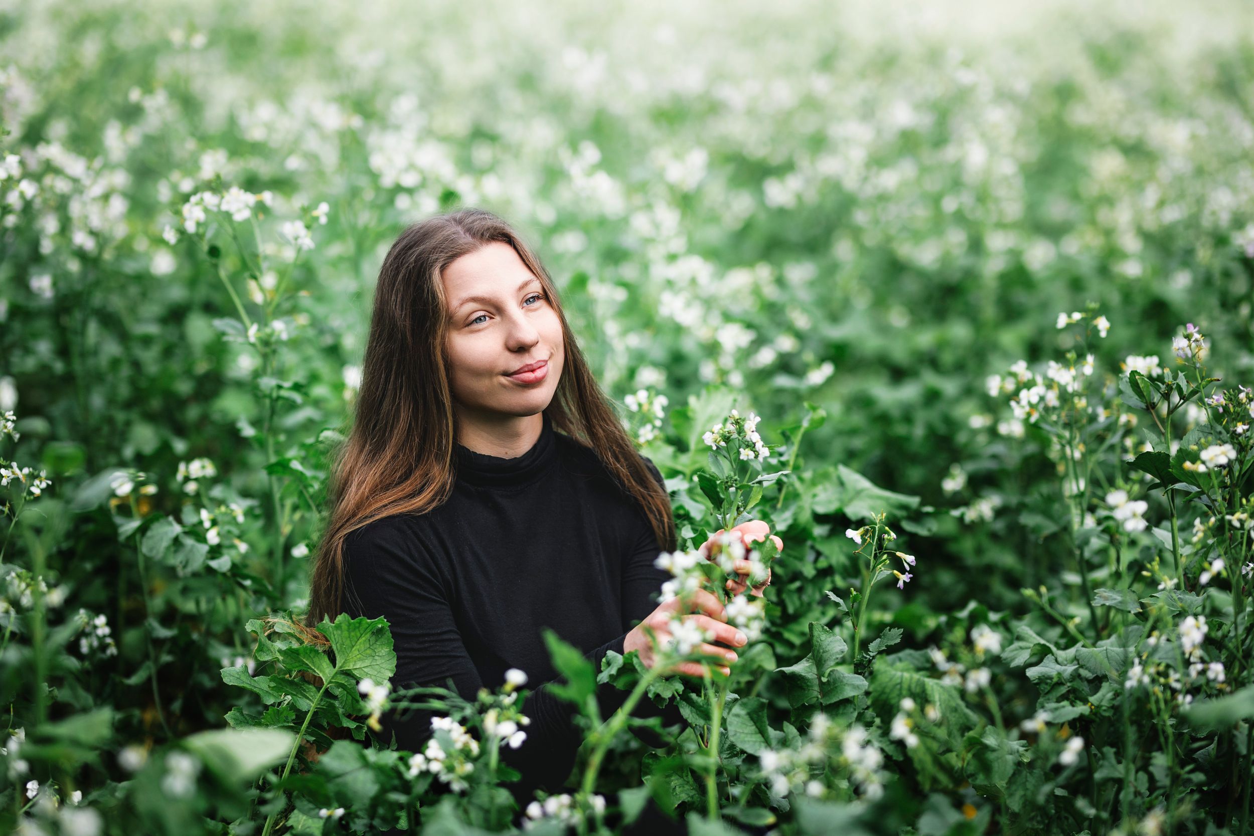En kvinde i en blomstermark i Kjellerup Midtjylland.