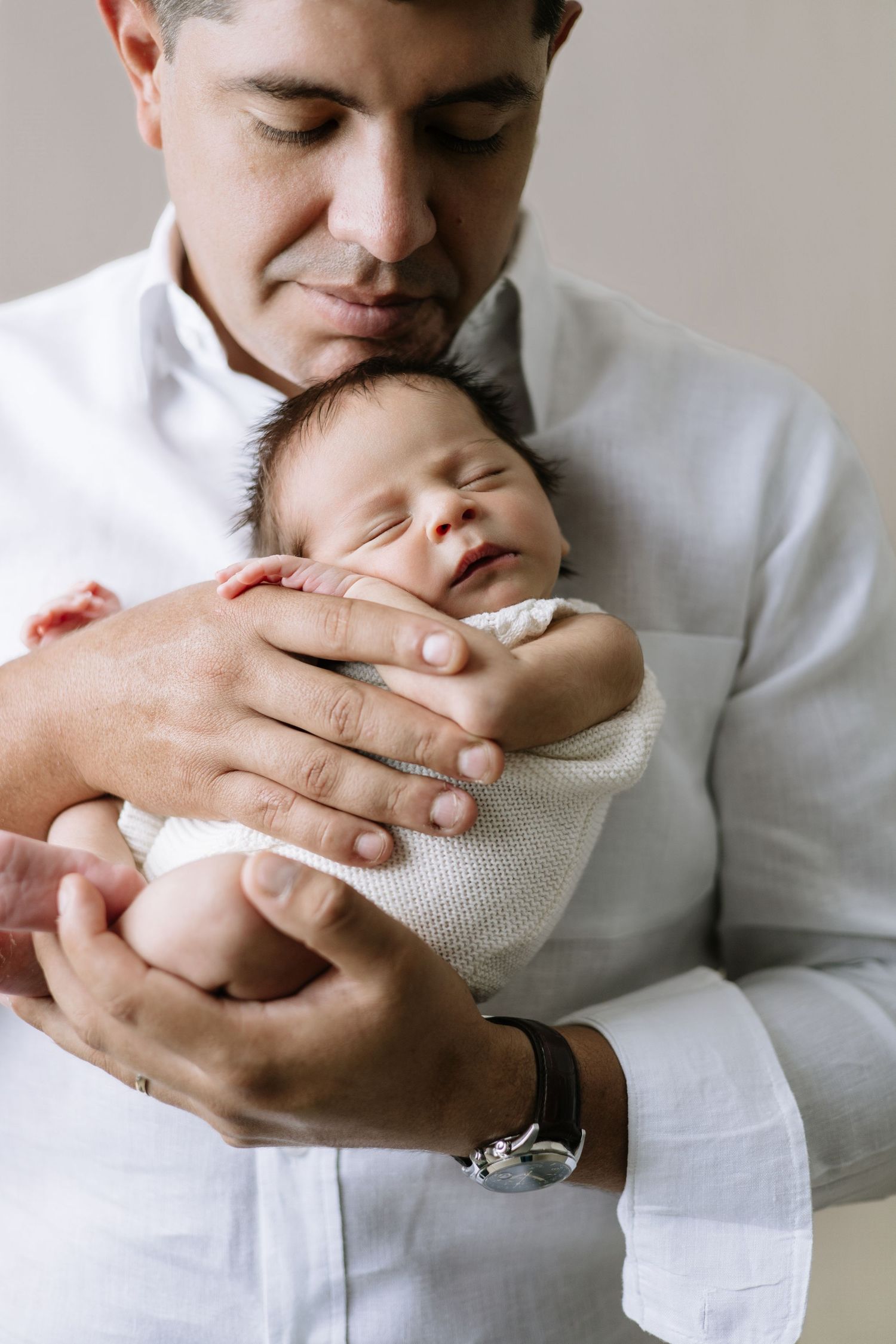 Newborn photoshoot in Cap Cana with soft textures and natural light. Peaceful, minimal images with a refined aesthetic.