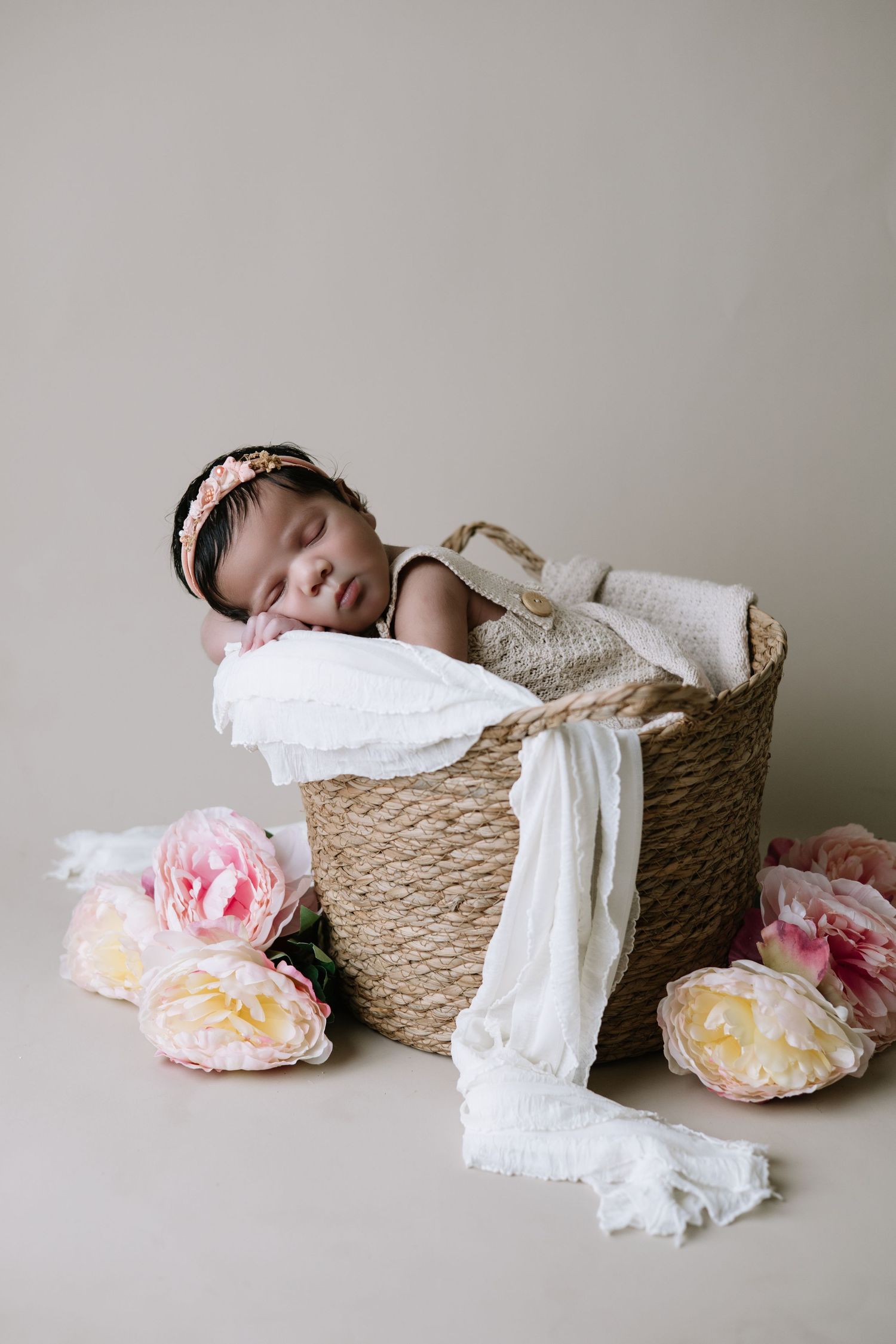 Fotografía newborn en Cap Cana y Punta Cana. Imágenes delicadas y emotivas que preservan los primeros días de vida de tu bebé con un enfoque