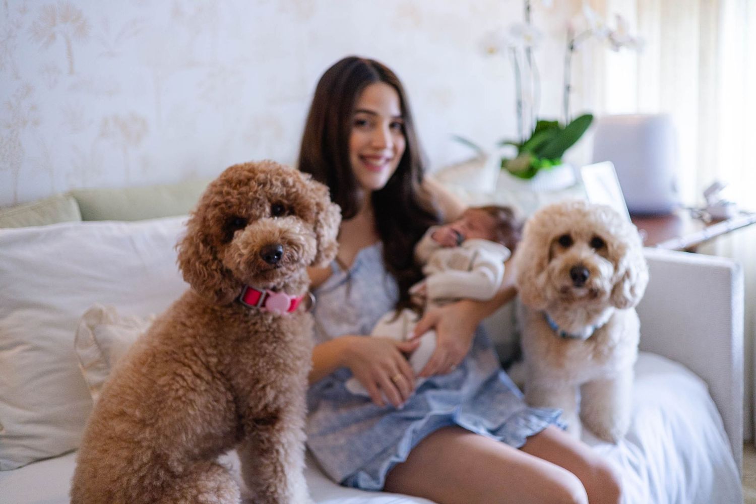 Newborn lifestyle en Punta Cana y Cap Cana. Capturamos la conexión familiar en un ambiente natural y relajado.