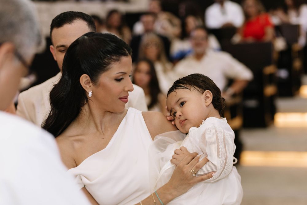 Fotógrafo de bautizos en Punta Cana con cobertura de ceremonia y retratos familiares.