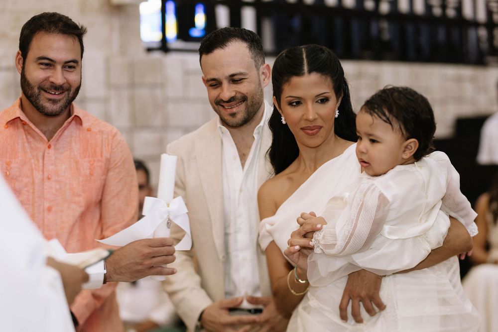 Fotografía de bautizo en Punta Cana con un estilo natural y elegante para familias.