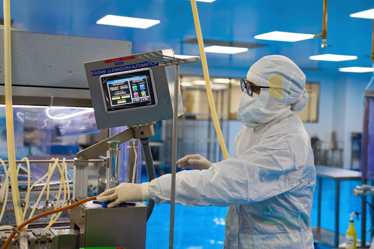 Operador en área de producción controlada dentro de planta química con protocolos de seguridad