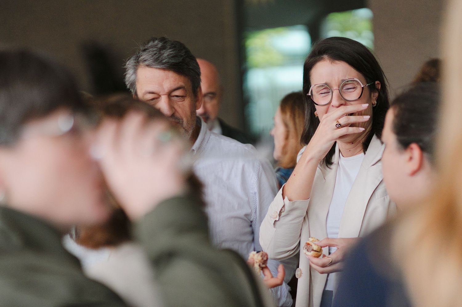 Gente disfrutando de un cóctel en un evento coporativo.