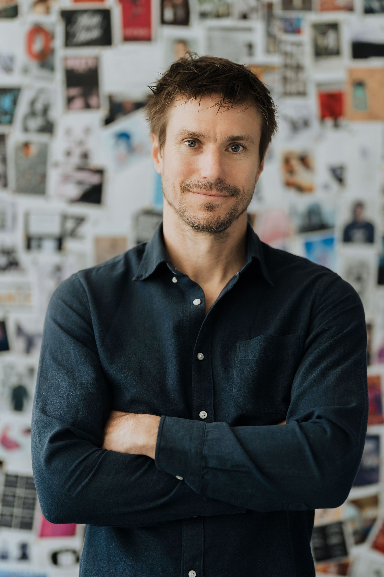 Corporate headshot in Dubai – professional man with arms crossed, studio portrait