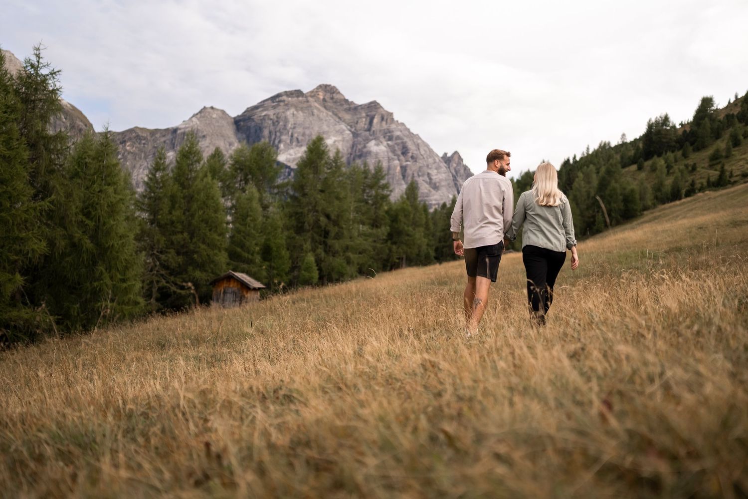Paar beim Fotoshooting vor Bergpanorama im Stubaital
