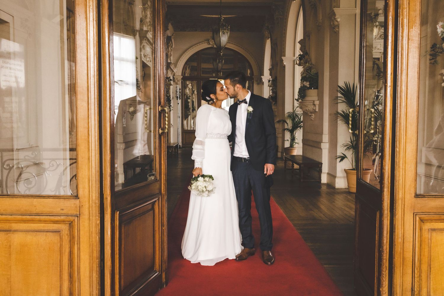 Un couple s'embrasse à l'issue de leur cérémonie de mariage civil à la mairie d'Asnières sur Seine