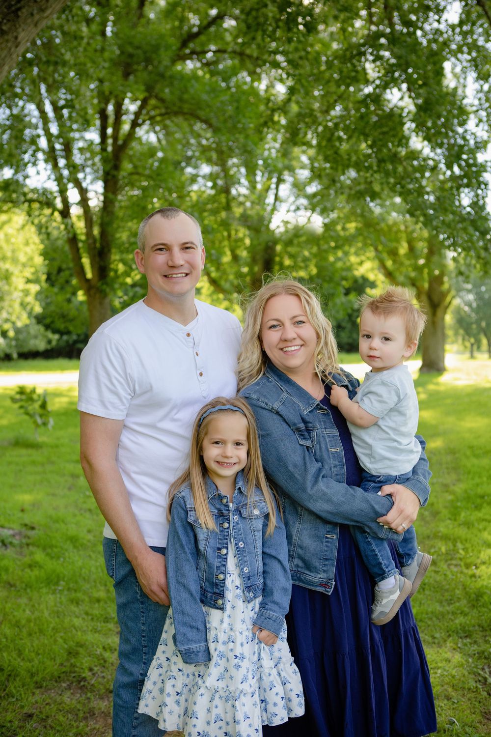 Kendall Kuss Photography Waukesha County family photographer. Mini Sessions family photographer in Watertown WI