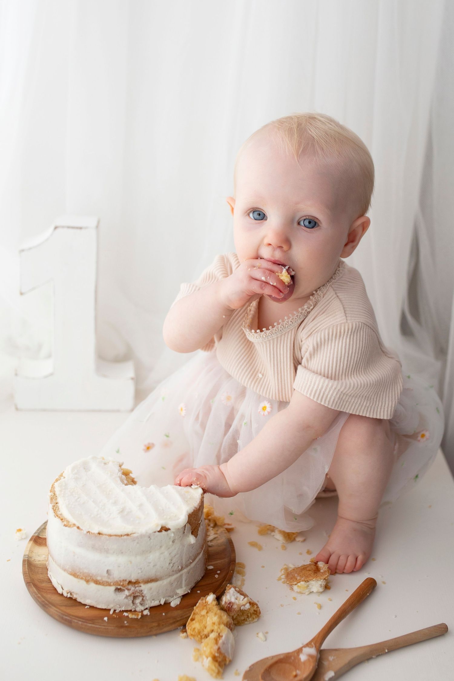 baby photoshoot cake smash by little wonderland photography widnes cheshire