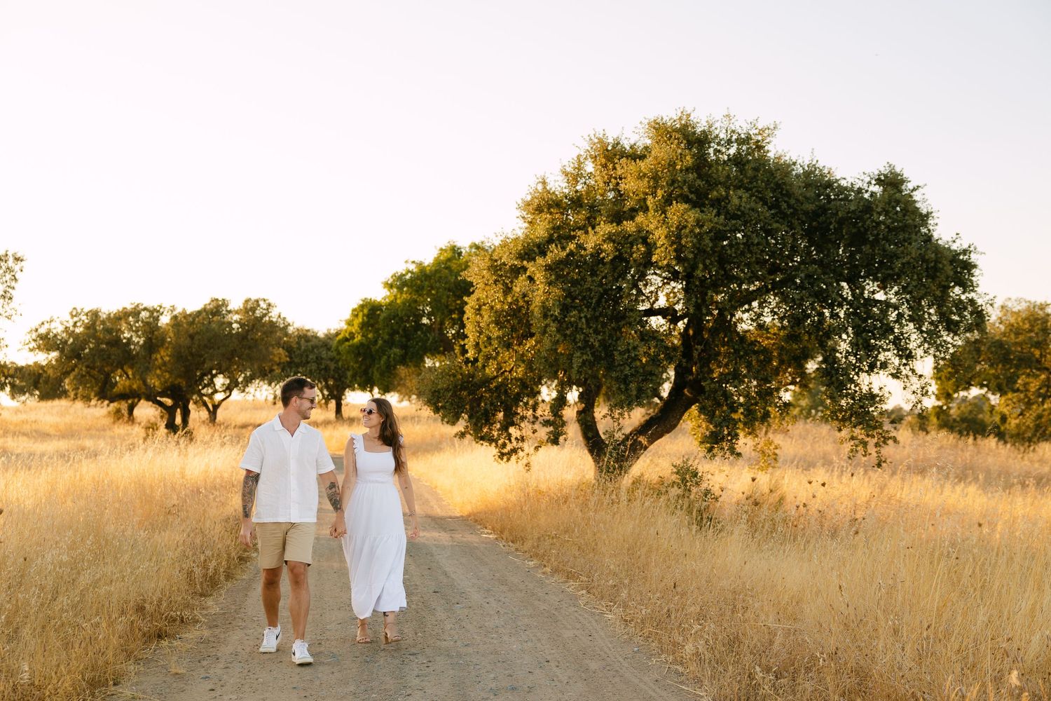 Sessão fotográfica de Casal num campo no Alentejo