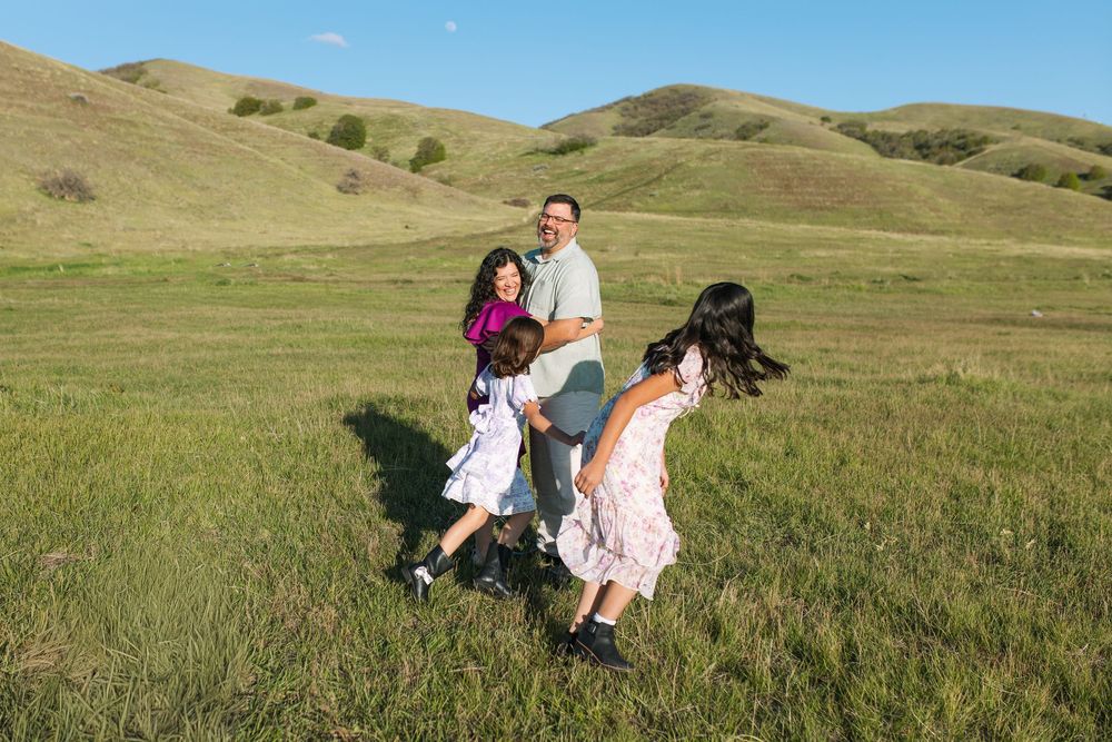 UTAH FAMILY PHOTOGRAPHER CAPTURING JOYFUL MOMENTS AT TUNNEL SPRINGS PARK IN SALT LAKE CITY