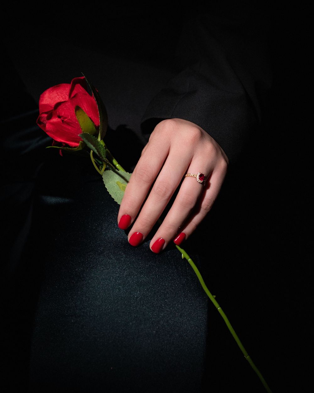 retrato de maquilladora en fondo negro en República Dominicana