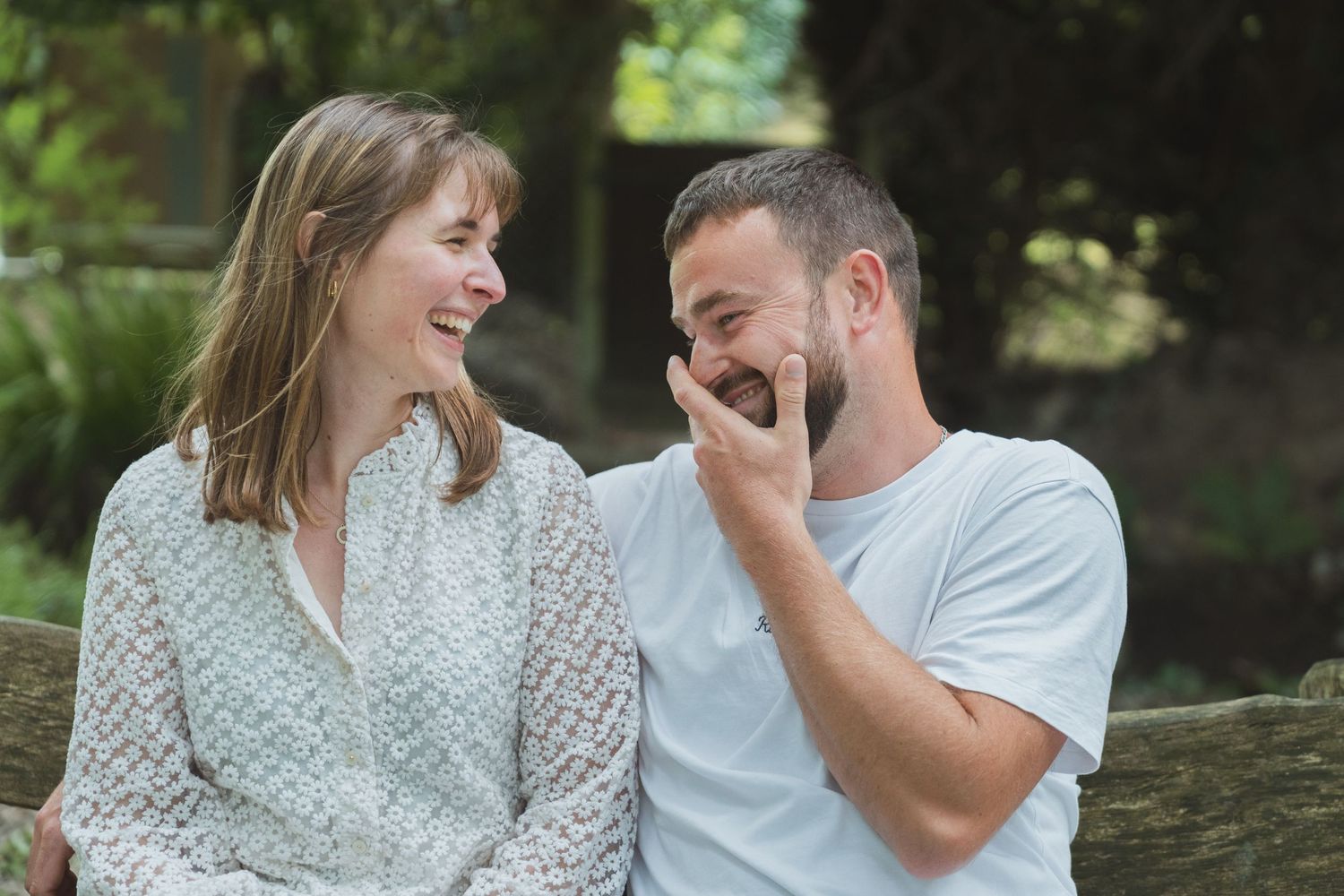Séance photo couple dans Châteaugiron à la glaume