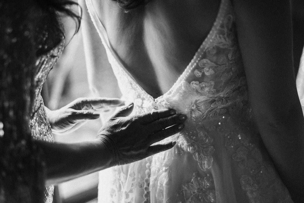 Detalle manos madre y vestido de novia
