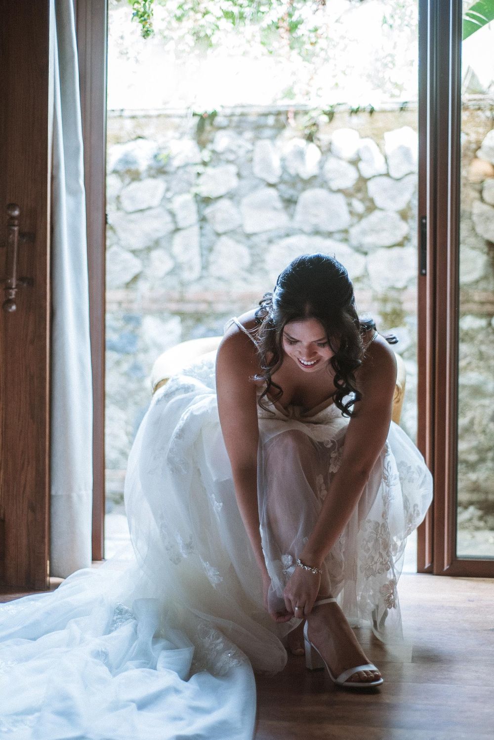 Novia poniéndose los zapatos