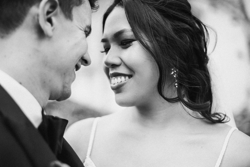 Mirada entre novios en sesión de pareja