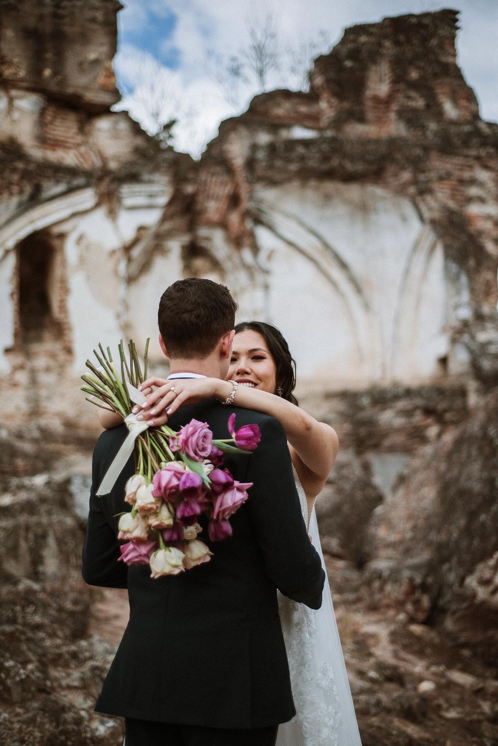 Ramo morado de novia en sesión en La Recolección Antigua Guatemala
