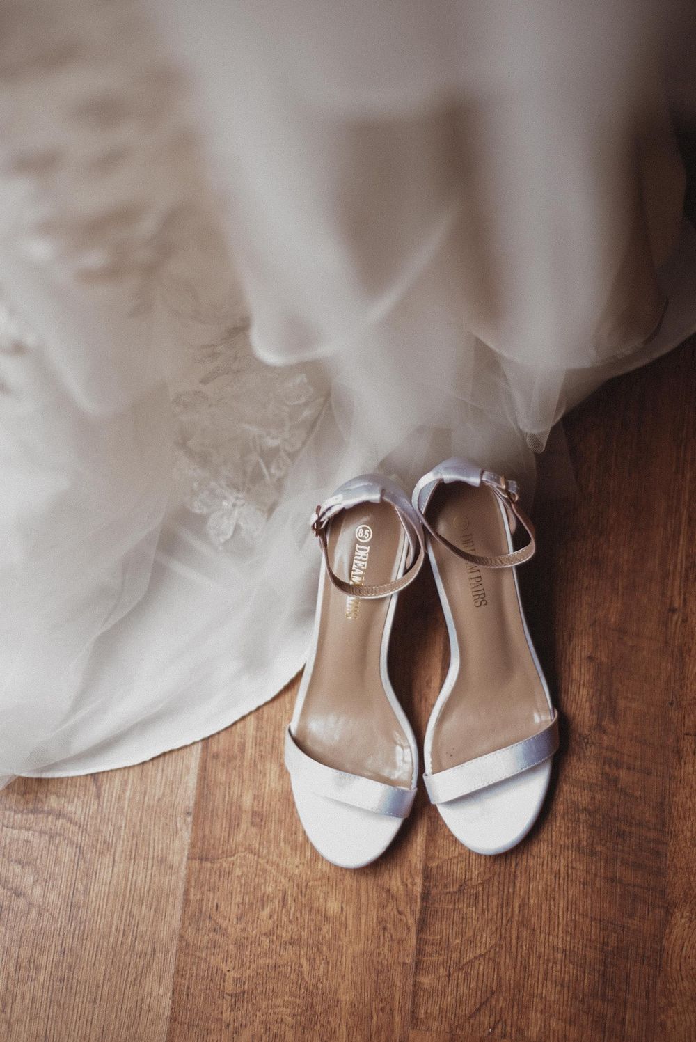Detalle de zapatos y vestido de novia