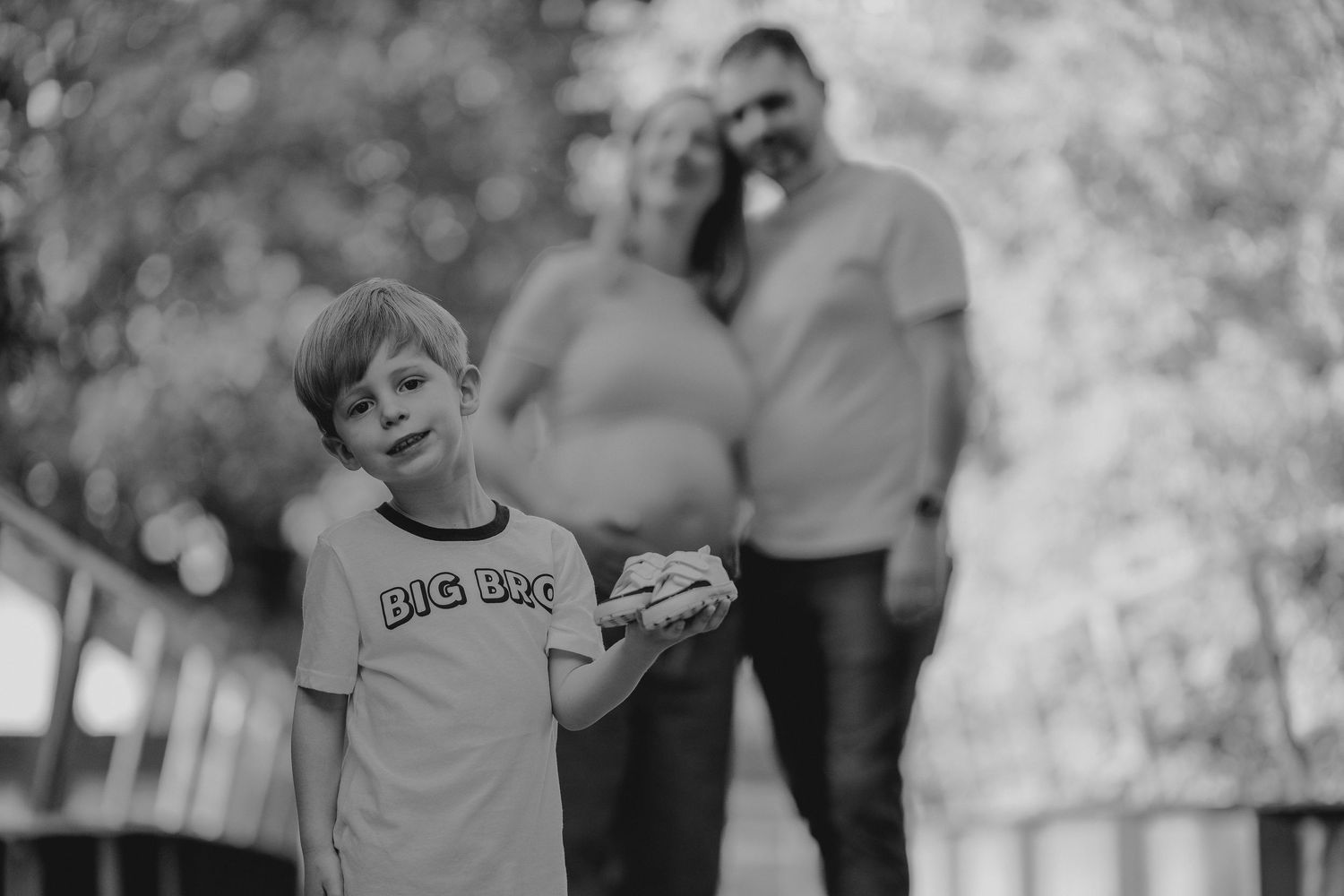 Outdoor maternity session in the park by Gesiel Martins in Michigan