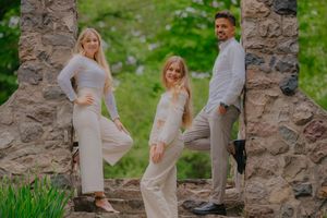 Outdoor family portrait session in the park by Gesiel Martins in Michigan