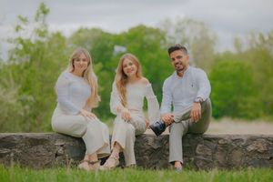 Outdoor family portrait session in the park by Gesiel Martins in Michigan