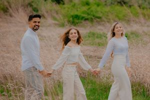 Outdoor family portrait session in the park by Gesiel Martins in Michigan
