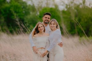 Outdoor family portrait session in the park by Gesiel Martins in Michigan