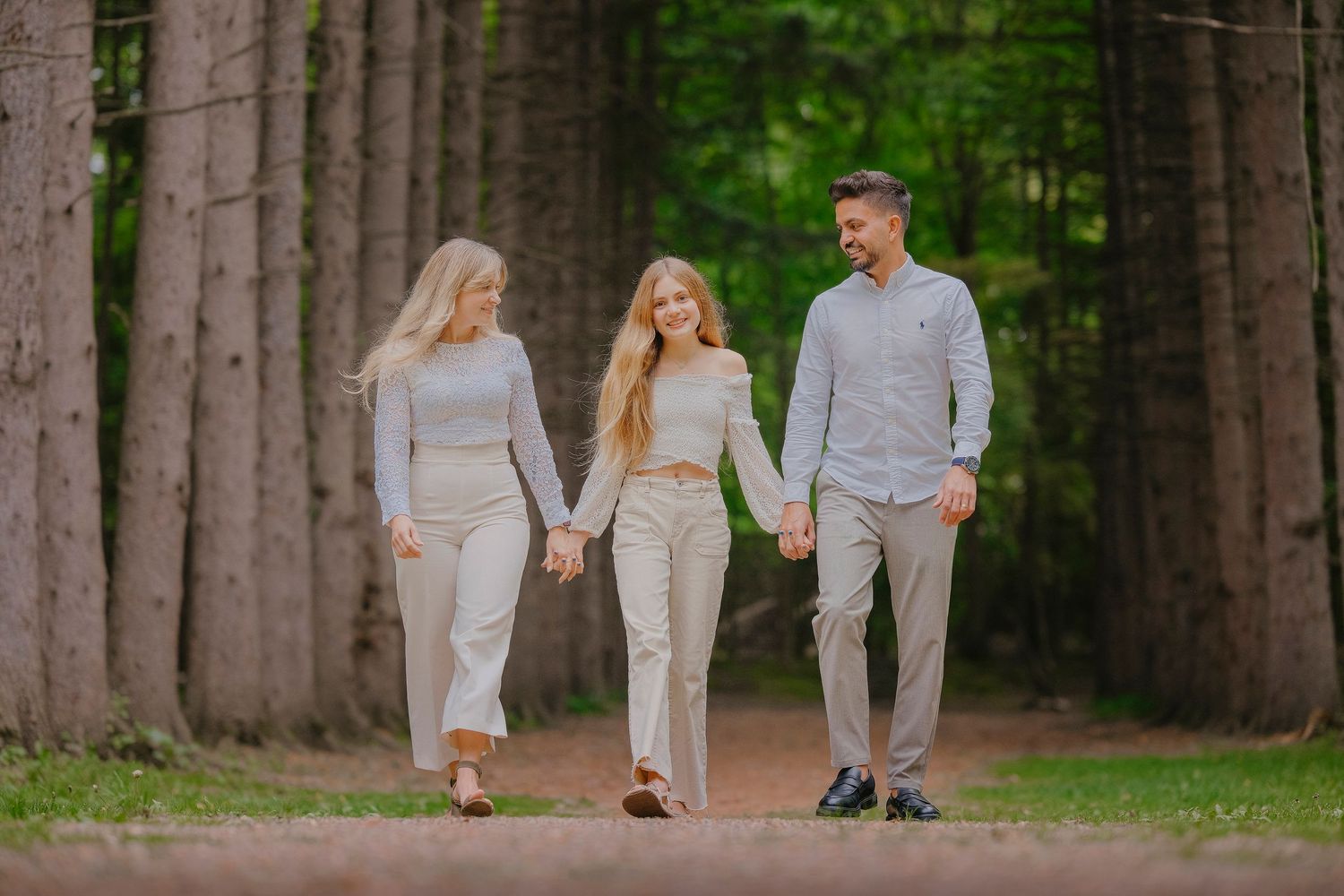 Outdoor family portrait session in the park by Gesiel Martins in Michigan
