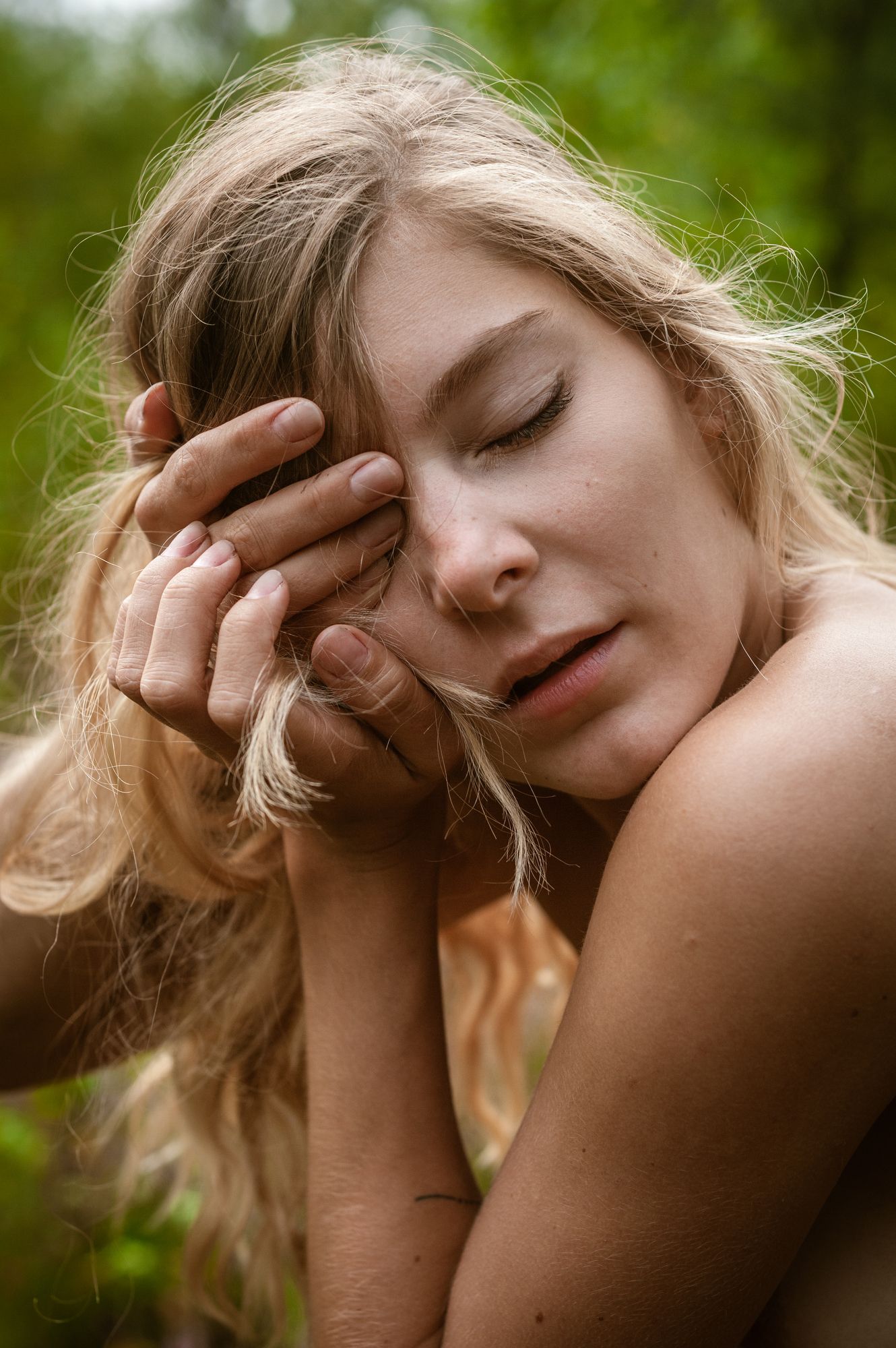 Intiem portret in de natuur, zachte blik en pure schoonheid, passend binnen het Jij bent mooi concept van Bart Boodts Photography.