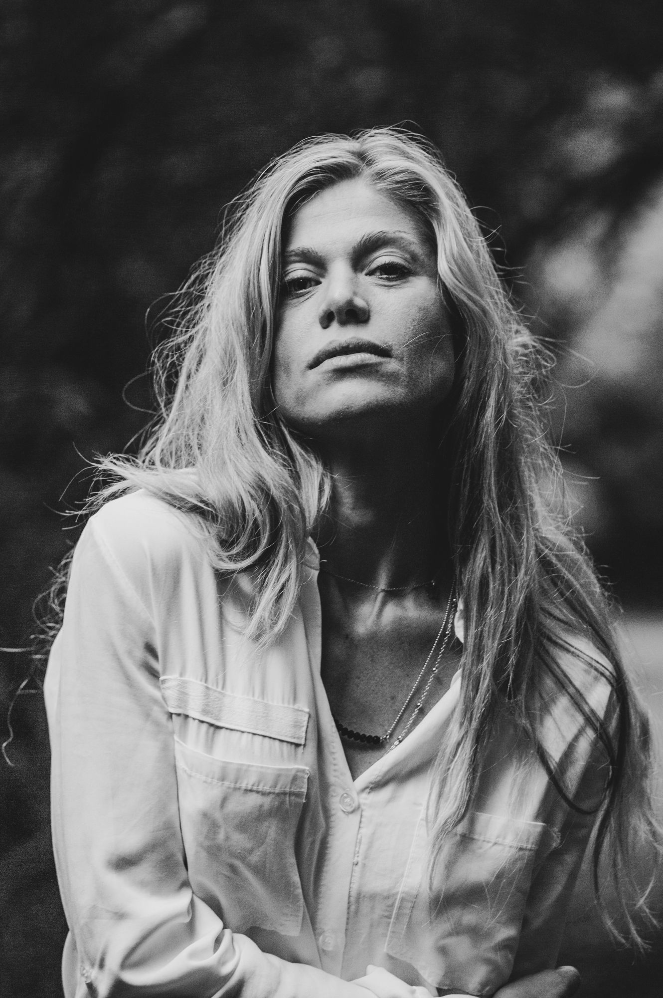 Krachtig zwart wit portret in de natuur, pure uitstraling en zelfvertrouwen vastgelegd door Bart Boodts Photography.