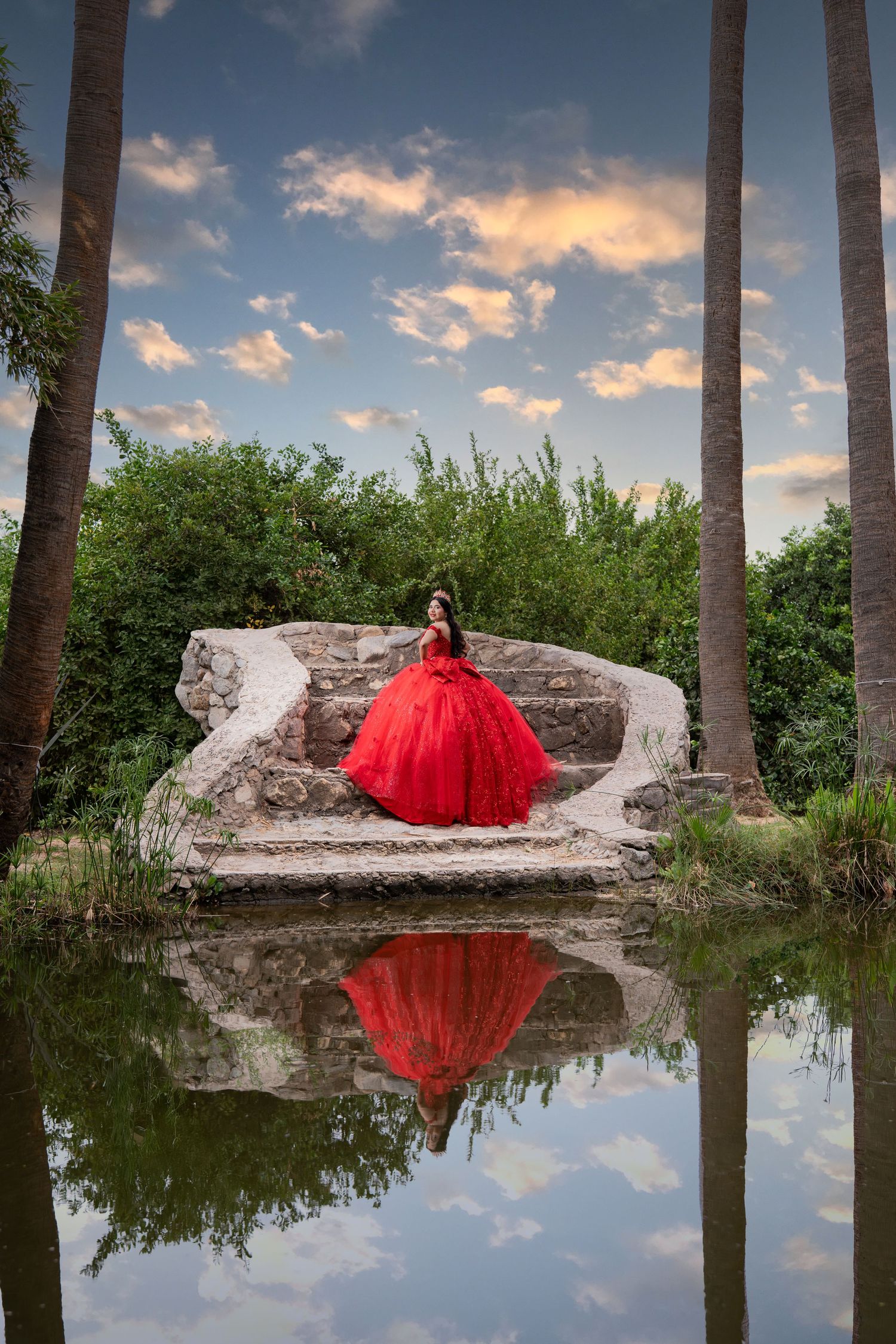 sesion de xv anos sweet 16 photoshoot con vestido azul y dorado blue dress