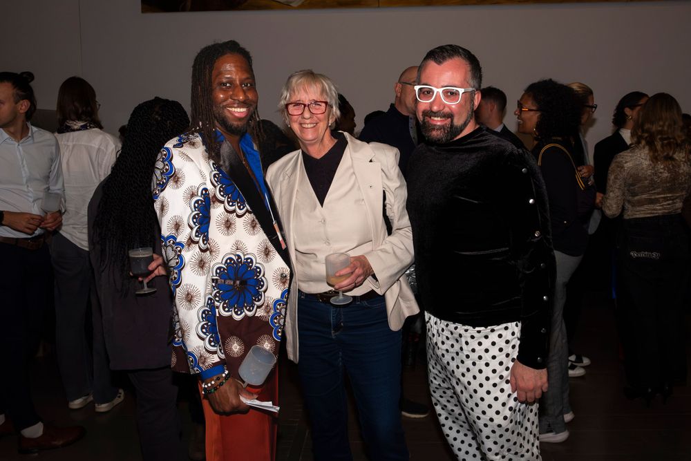 Événement corporatif à Montréal  - Corporate event in Montreal - un homme noir, un blanc et une femme blanche posent avec un beau sourire