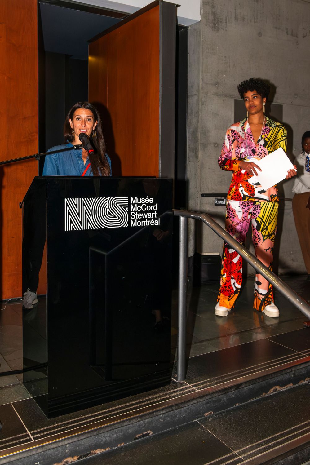 Événement corporatif à Montréal  - Corporate event in Montreal - Femme blanche parle au micro au Musée McCord et une femme noire est à côté