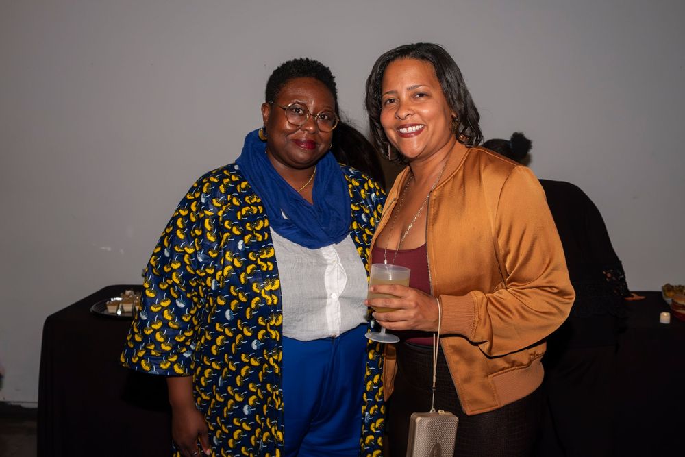 Événement corporatif à Montréal  - Corporate event in Montreal - deux femmes noires posent avec un beau sourire