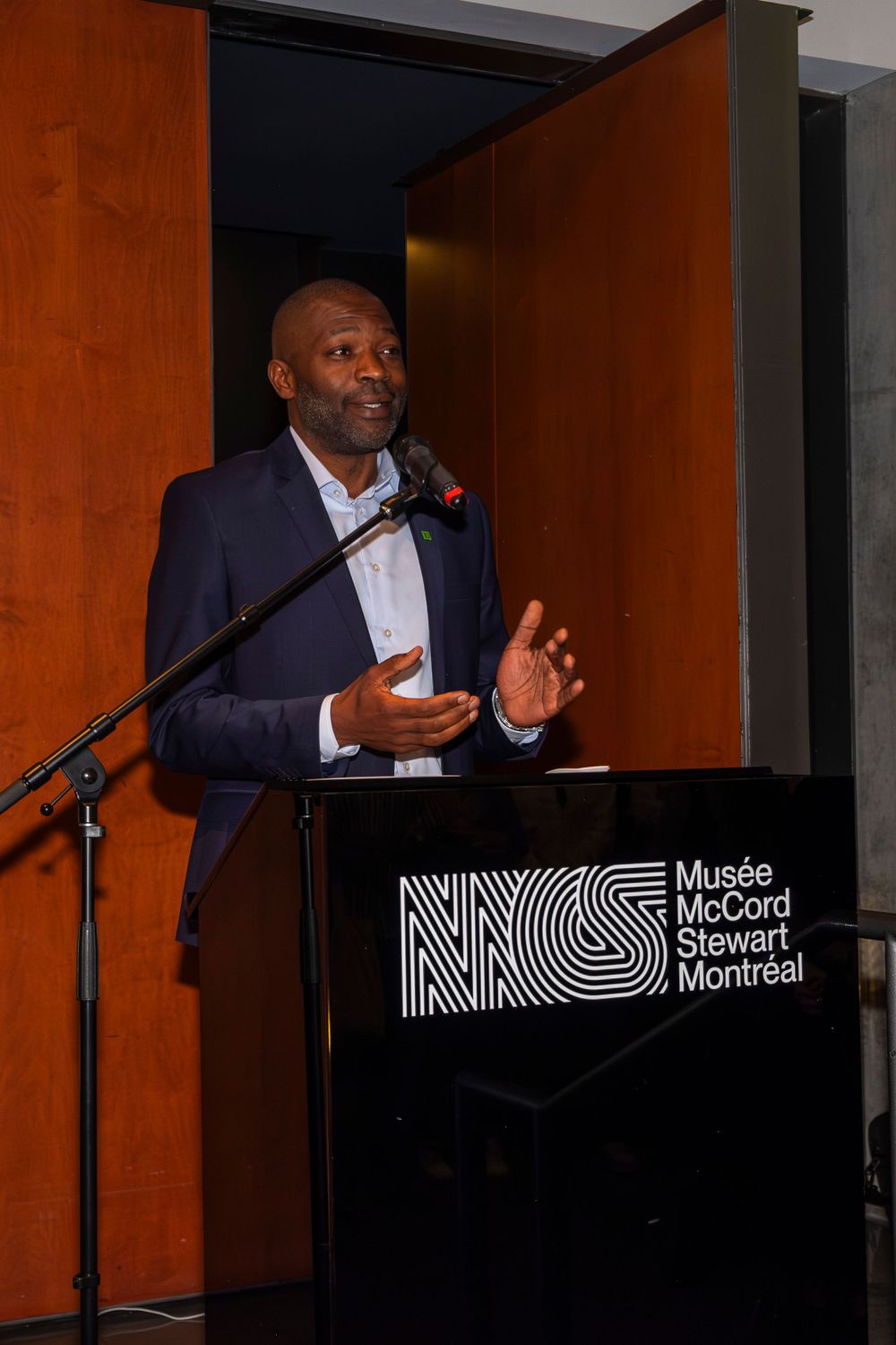 Événement corporatif à Montréal  - Corporate event in Montreal - Homme noire parle au micro au Musée McCord