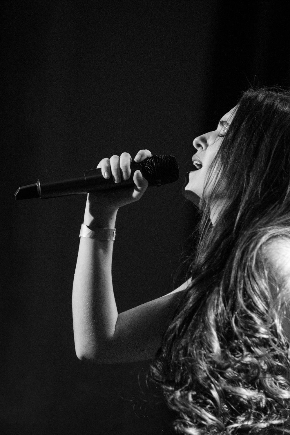 Event photography by K Lewis Photography of female singer in Newbridge, South Wales