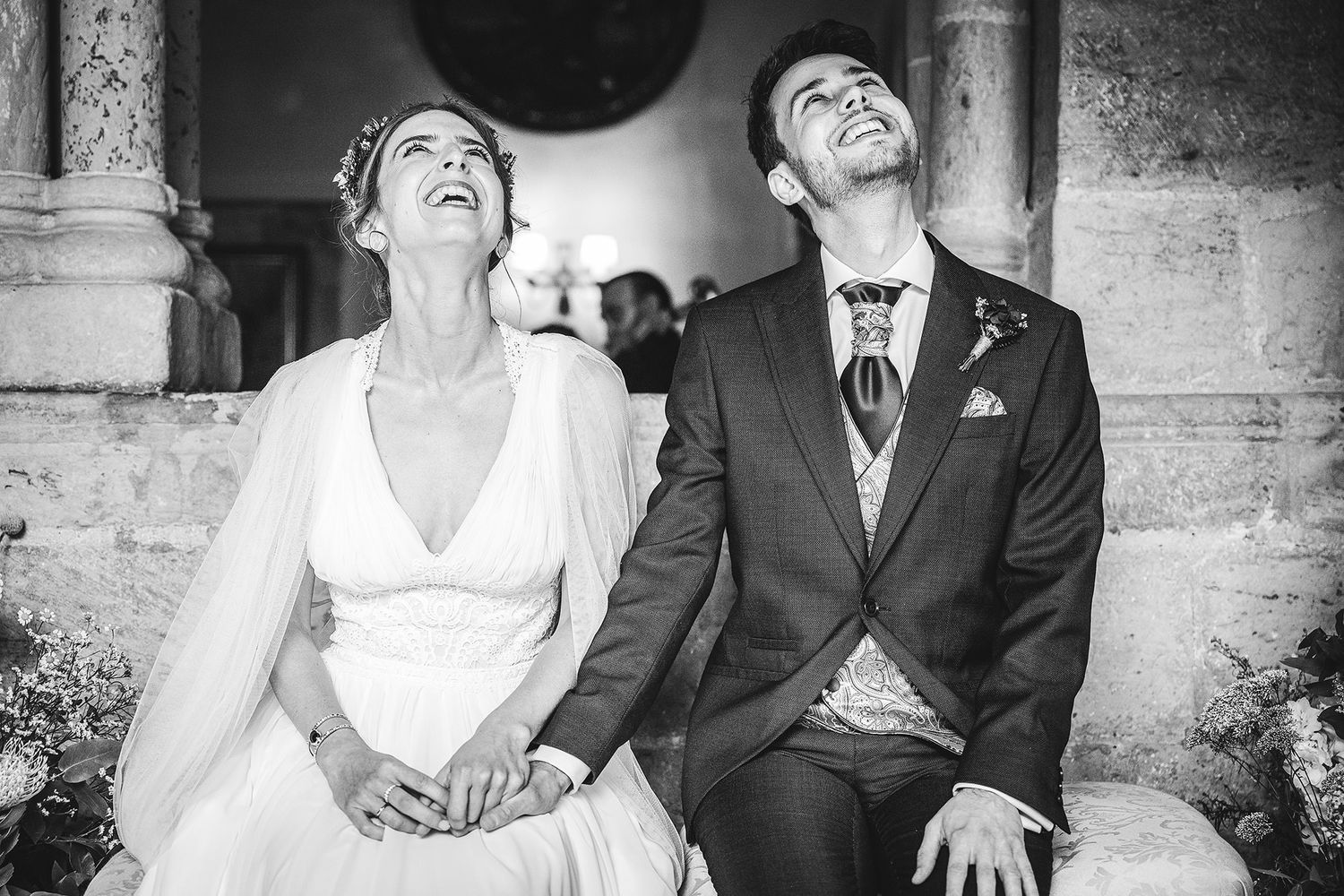 Novios sonriendo durante la ceremonia de su boda en el Parador de Cangas de Onís