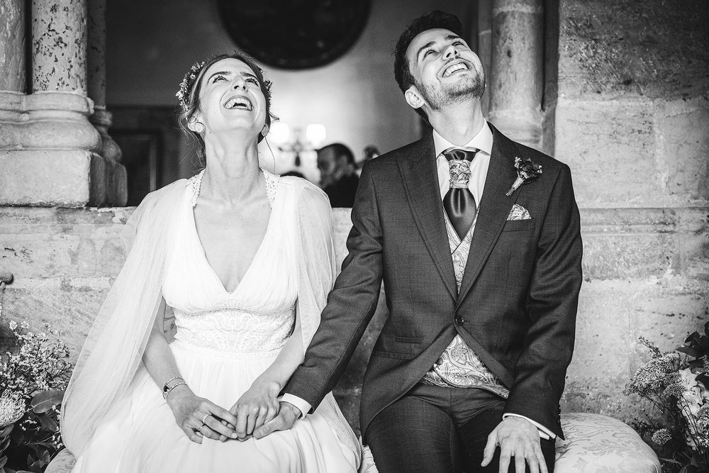 Novios sonriendo durante la ceremonia de su boda en el Parador de Cangas de Onís
