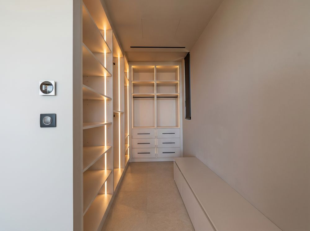 Photographie immobilière d’une chambre élégante et lumineuse dans une résidence de standing sur la Côte d’Azur