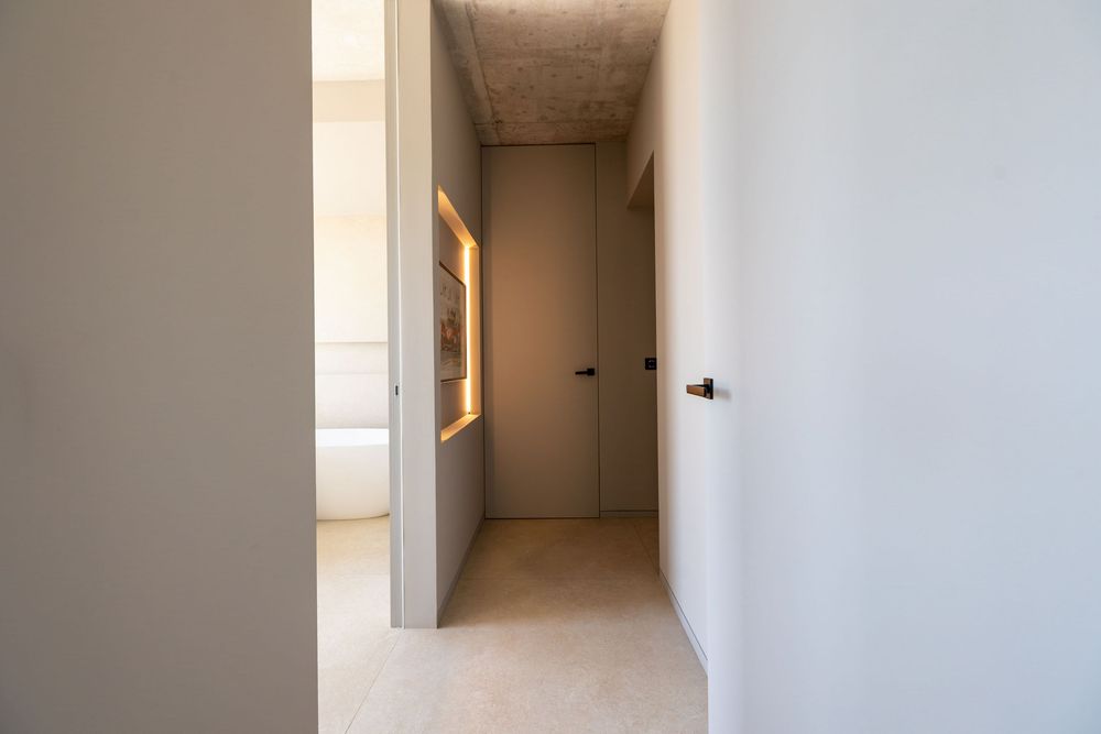 Photographie immobilière d’une chambre élégante et lumineuse dans une résidence de standing sur la Côte d’Azur