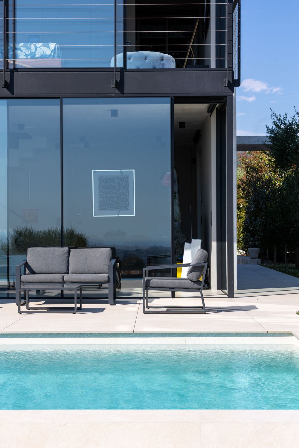 Photographie immobilière professionnelle d’une villa de luxe avec piscine à débordement sur la Côte d’Azur, valorisation immobilière haut de