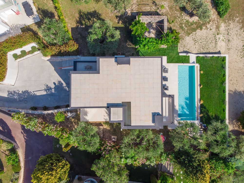 Photographie immobilière professionnelle d’une villa de luxe avec piscine à débordement sur la Côte d’Azur, valorisation immobilière haut de