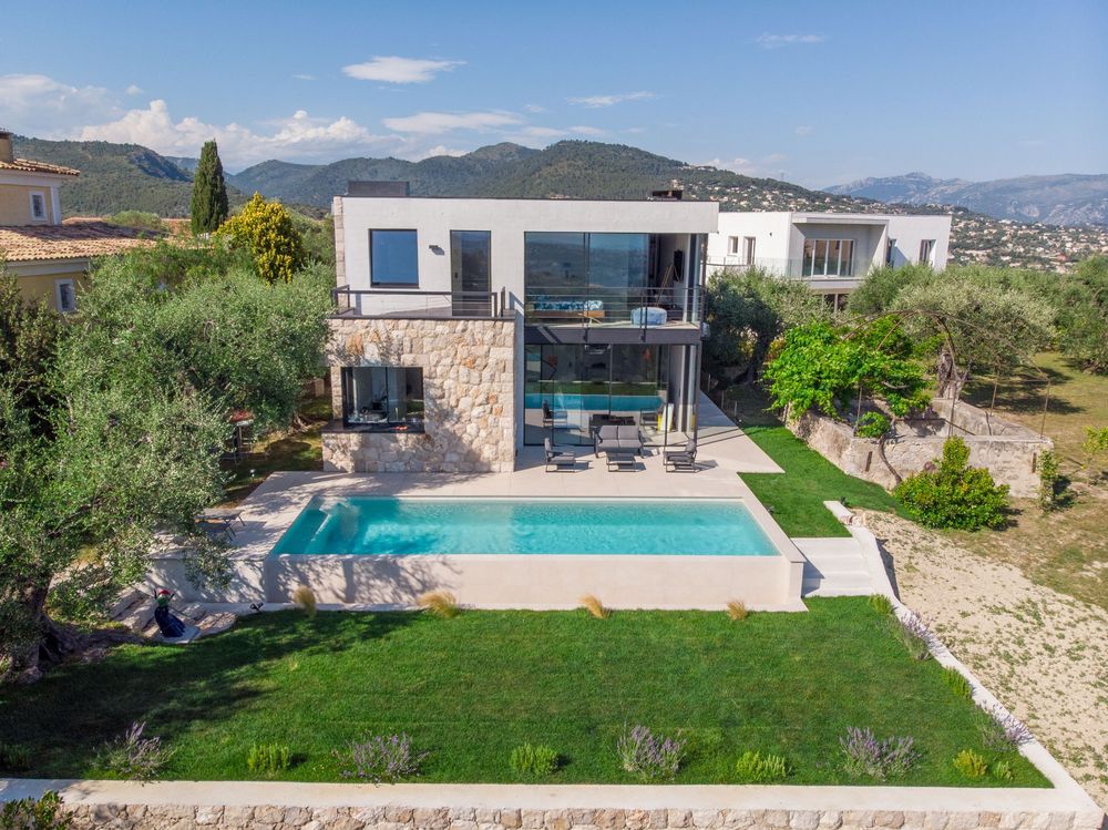 Photographie immobilière professionnelle d’une villa de luxe avec piscine à débordement sur la Côte d’Azur, valorisation immobilière haut de