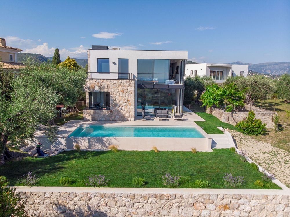 Photographie immobilière professionnelle d’une villa de luxe avec piscine à débordement sur la Côte d’Azur, valorisation immobilière haut de
