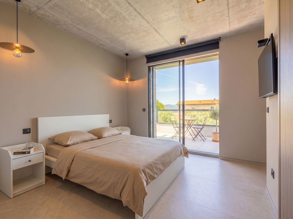 Photographie immobilière d’une chambre élégante et lumineuse dans une résidence de standing sur la Côte d’Azur