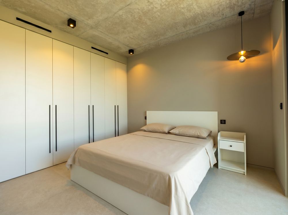 Photographie immobilière d’une chambre élégante et lumineuse dans une résidence de standing sur la Côte d’Azur
